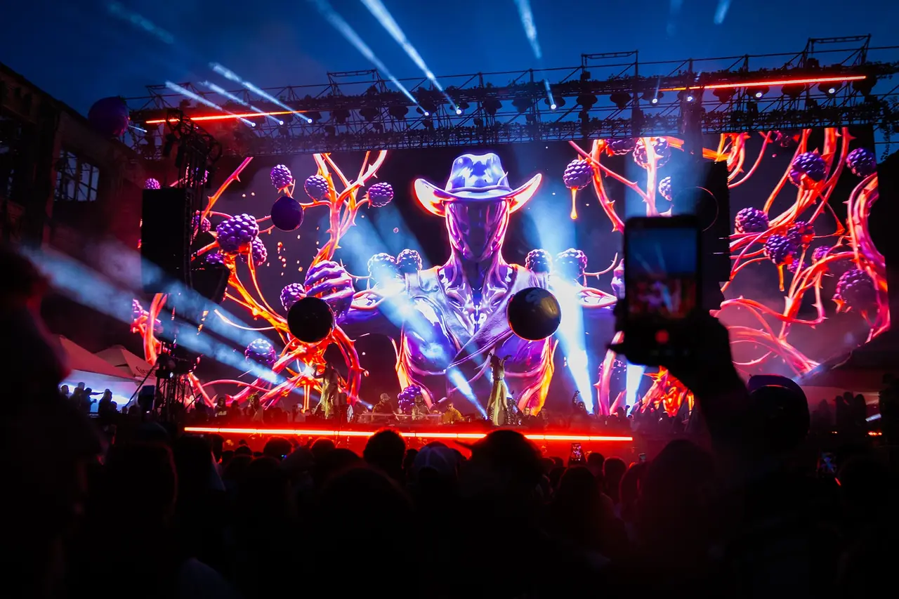 Live show atmosphere with audience on their phones
