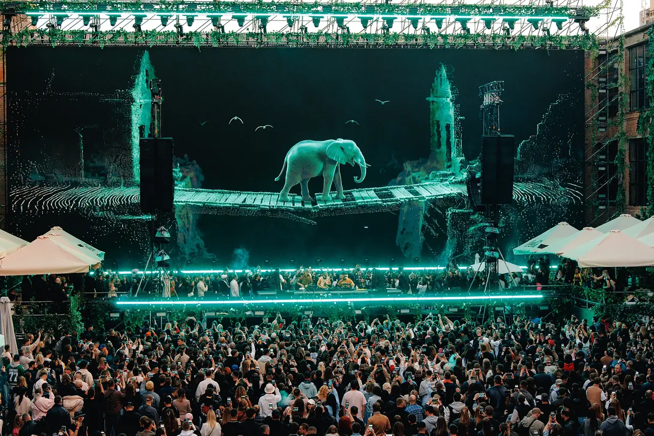 Panoramic view of the visual show and audience